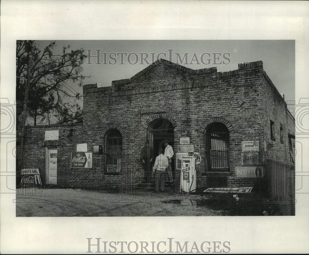 1970 Press Photo Men of the community gather at Curet's Grocery Store- Historic Images