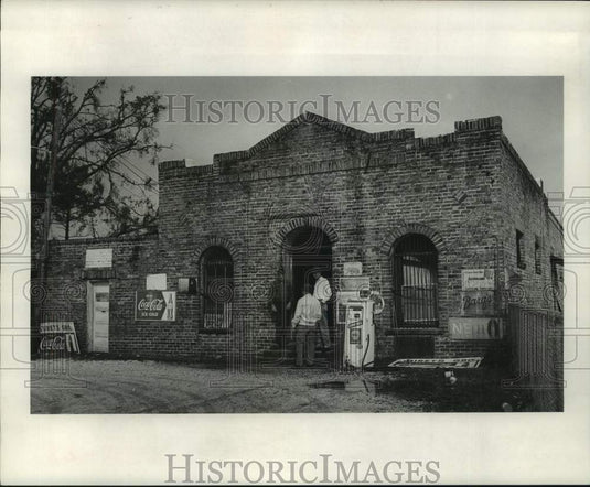 1970 Press Photo Men of the community gather at Curet's Grocery Store- Historic Images