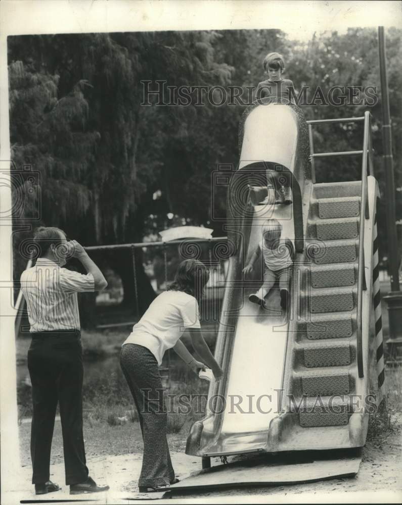 1974 Press Photo A family plays at the City Park during Labor Day- Historic Images