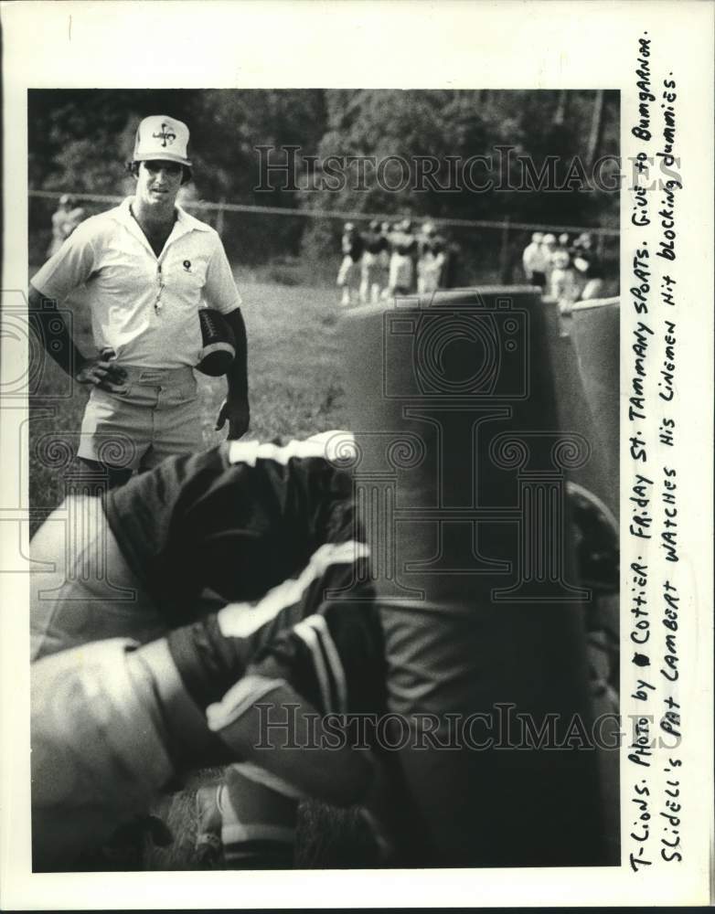 1982 Press Photo Football - Slidell&#39;s Pat Lambert watches linemen hit dummies- Historic Images