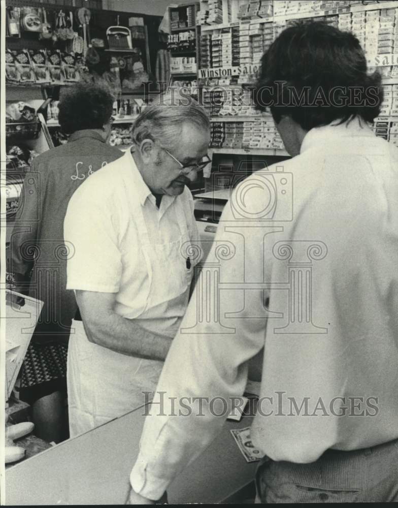 1976 Press Photo L&L Fine Foods Inc. owner Pascal Latuso checks a customer- Historic Images