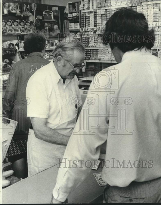 1976 Press Photo L&L Fine Foods Inc. owner Pascal Latuso checks a customer- Historic Images