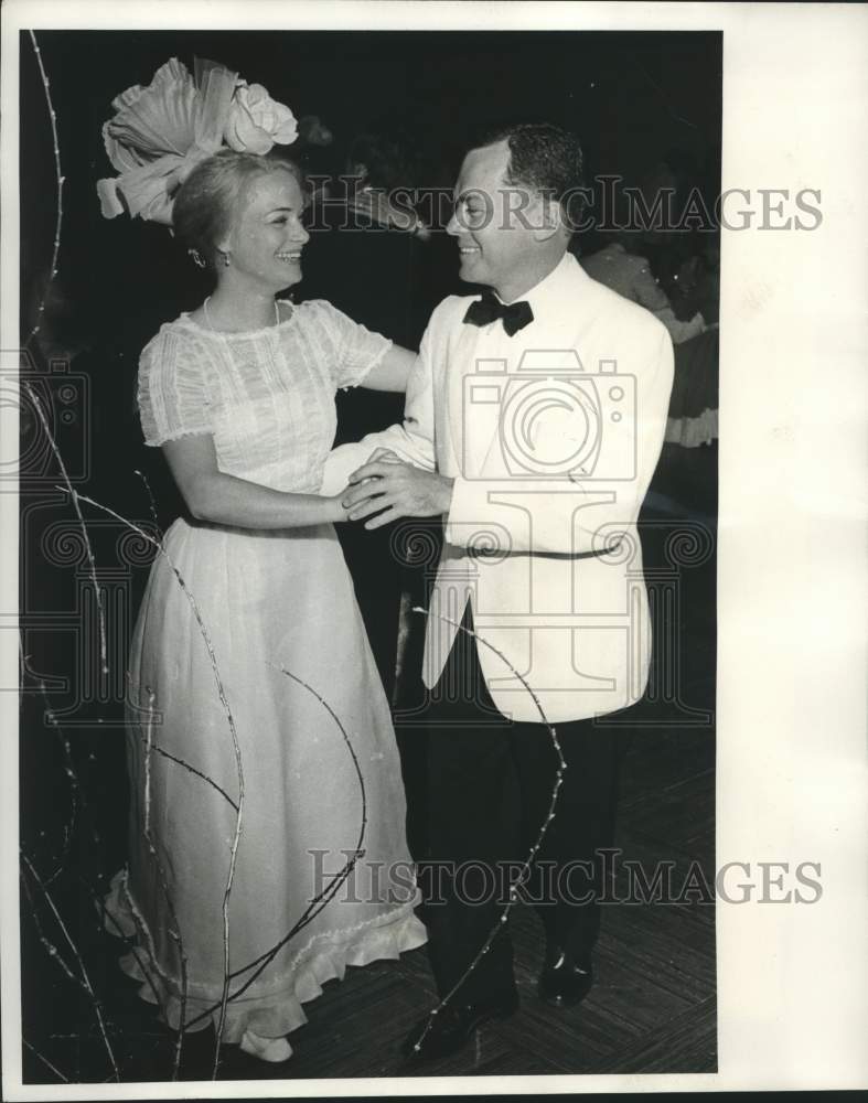 1971 Press Photo Mr. and Mrs. Lester J. Lautensuhlaeger, Jr. at Sybarites Ball- Historic Images