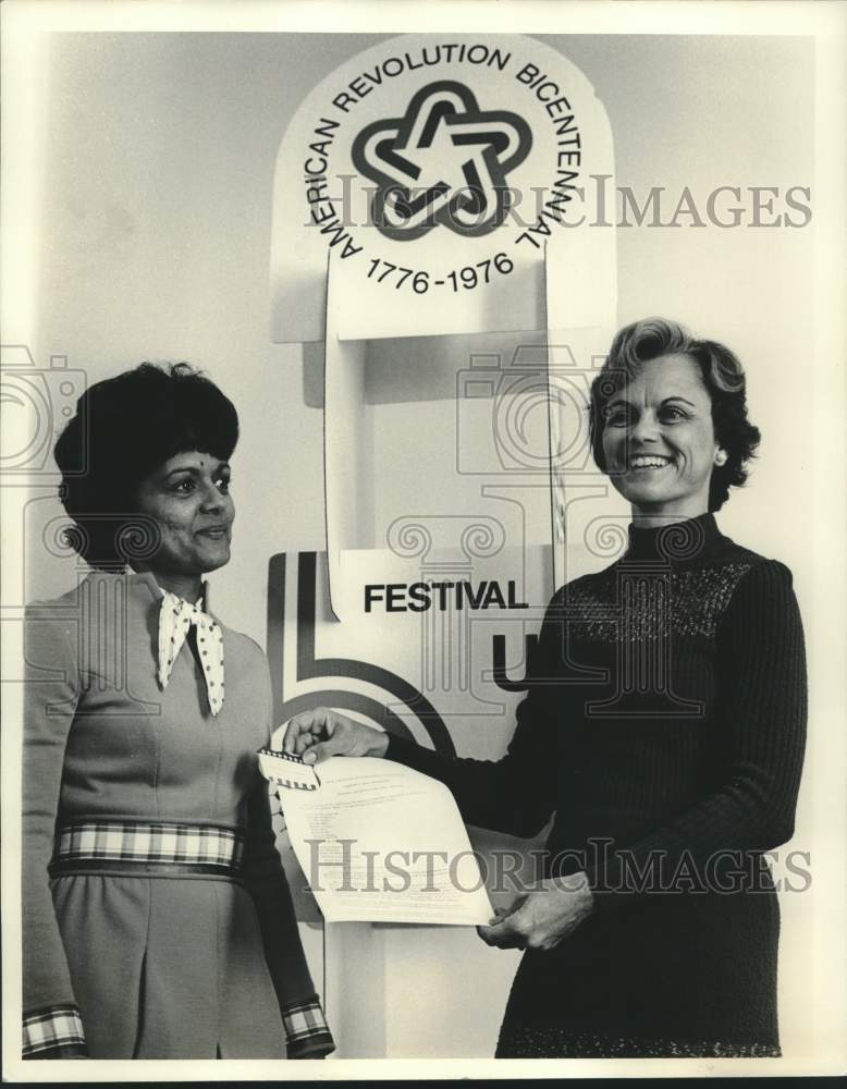 1975 Press Photo YWCA Chairwoman Receives Leadership Award, New Orleans- Historic Images