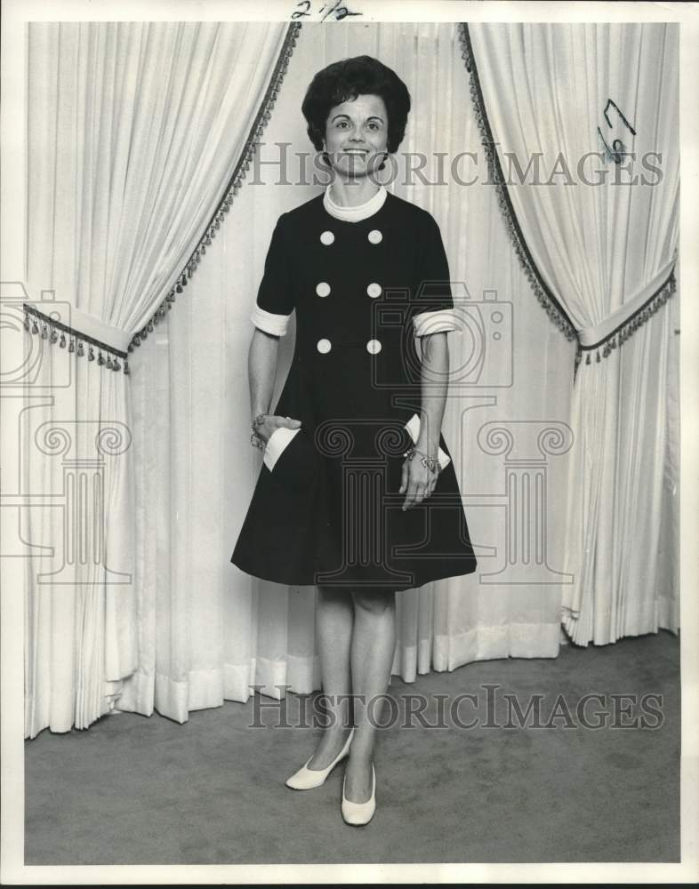 1970 Press Photo First Lady of Louisiana Verna Landrieu Poses For Photo- Historic Images