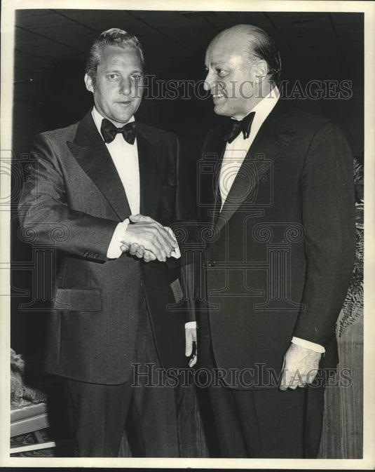 1973 Press Photo Mayor Moon Landrieu & Mayor Joseph Alioto shake at a dinner.- Historic Images