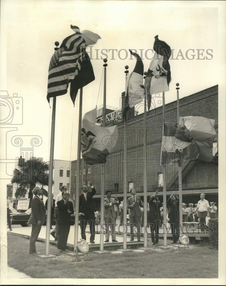 1971 Press Photo Mayor Moon Landrieu Participates In Flag Raising, New Orleans- Historic Images