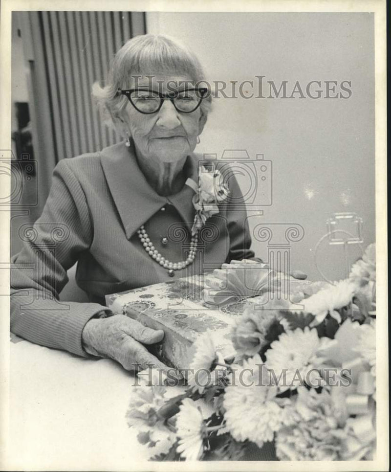 Load image into Gallery viewer, 1974 Press Photo Stella Labarthe hold her gift - nob62406
