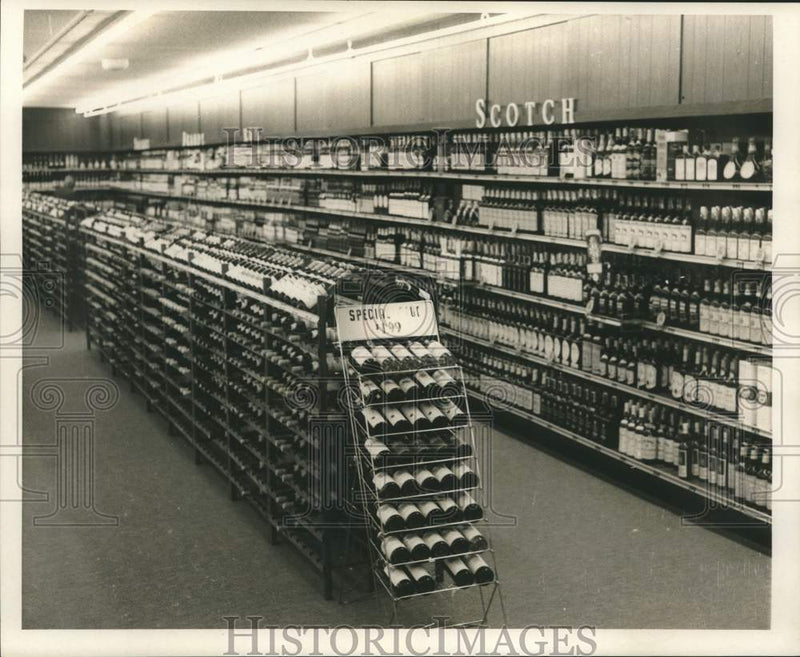 Load image into Gallery viewer, 1969 Press Photo Interior view of Martin's Wine Cellar at 3827 Baronne
