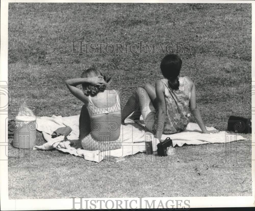 1969 Press Photo Women sunbathe at the Old Beach during Labor Day - nob62659- Historic Images