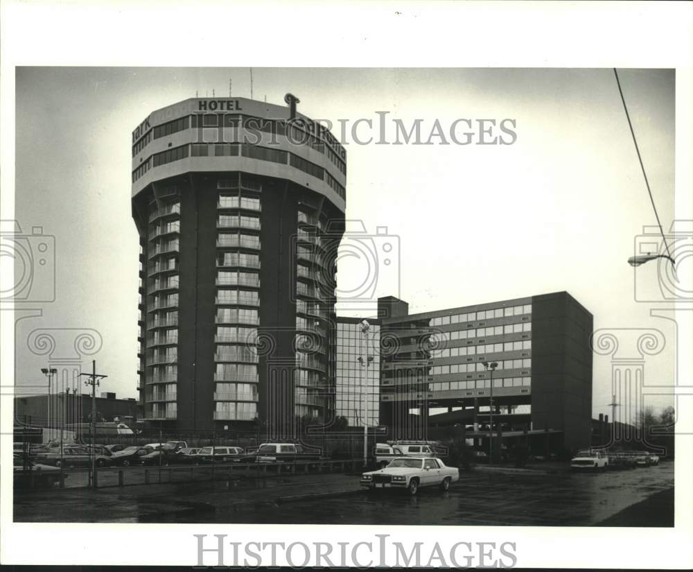 1988 Press Photo The Landmark Hotel tower rises along Severn Avenue - nob62712