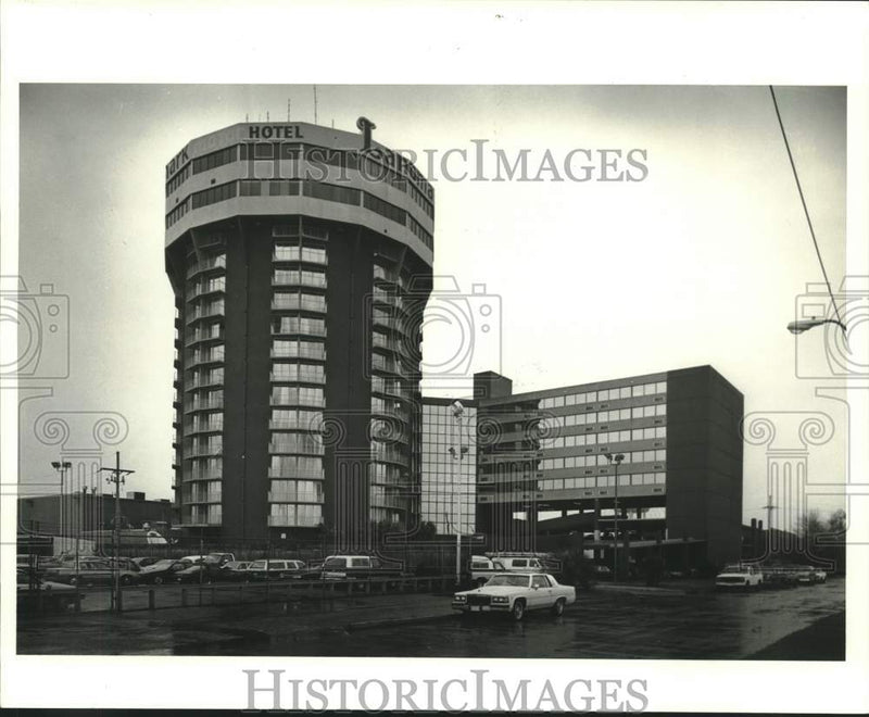 Load image into Gallery viewer, 1988 Press Photo The Landmark Hotel tower rises along Severn Avenue - nob62712

