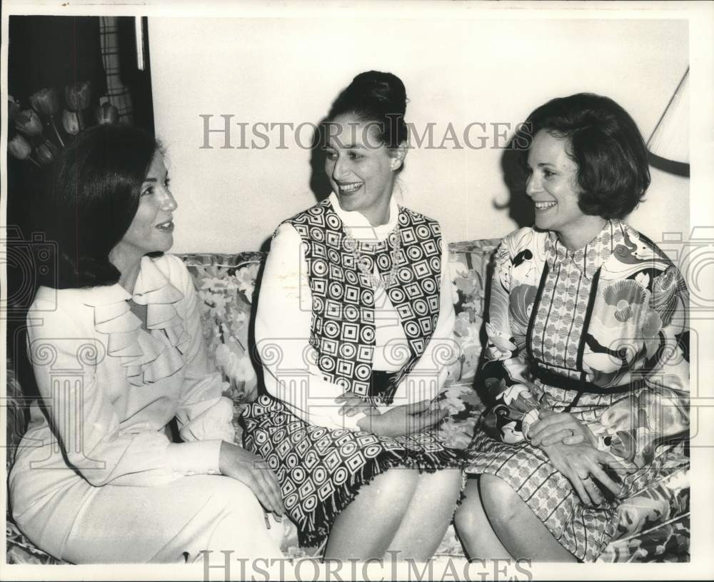 1971 Press Photo Group at Hostess Party - Angel Ball- Historic Images