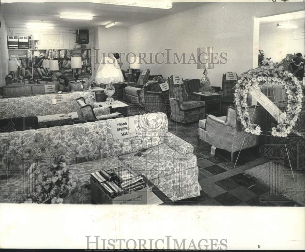 1972 Press Photo Furnishing lines in New Orleans outlet for Sol Katz furniture- Historic Images