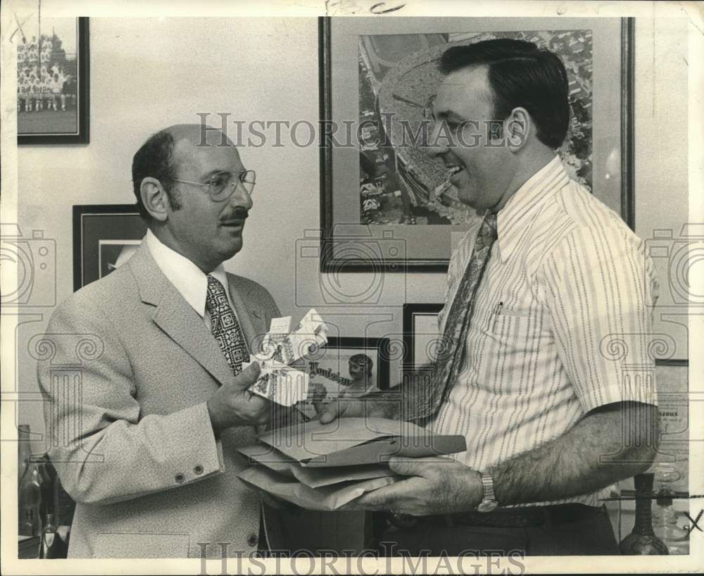 1973 Press Photo Captain Joe Katz of football fund with Henry Simoneaux- Historic Images