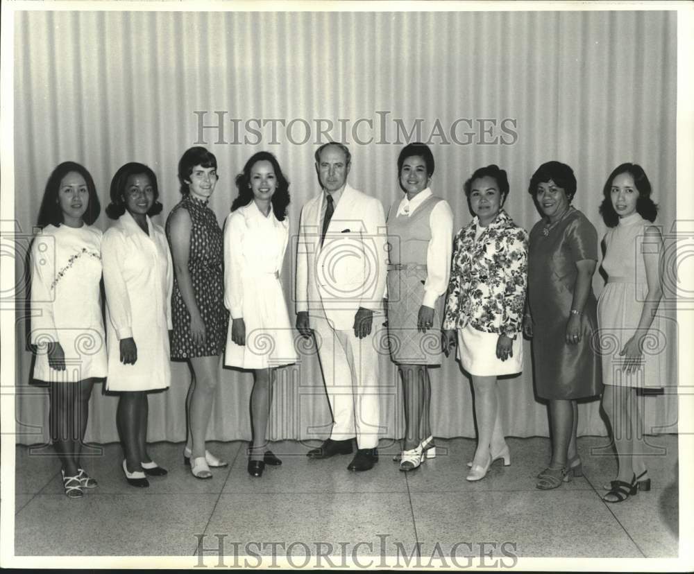 1973 Press Photo John Lambert with Philippine-American Women&#39;s officers