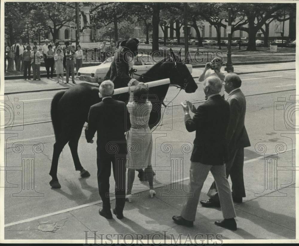 1975 Press Photo Mrs. Verna Landrieu and others during Independence celebration- Historic Images