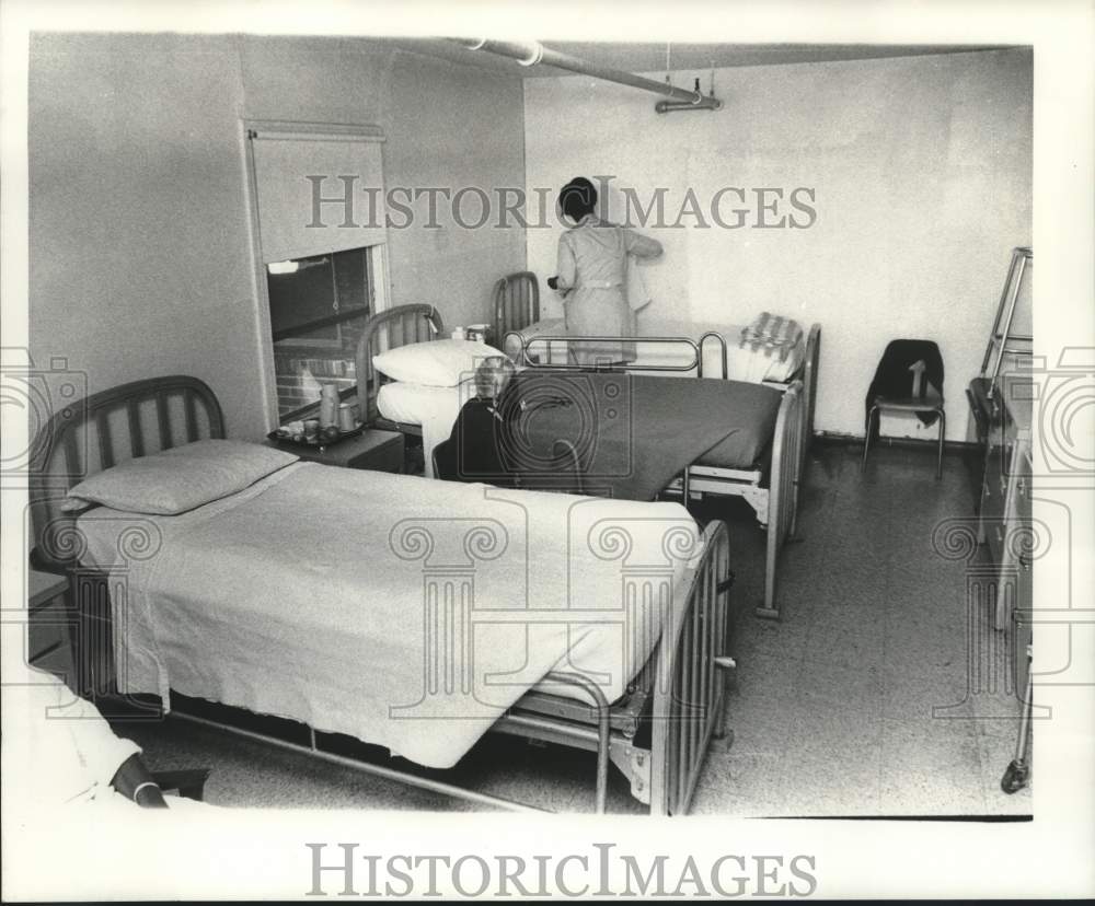 1978 Press Photo A nurse arranges the beds at Lafon Methodist Home - nob62929