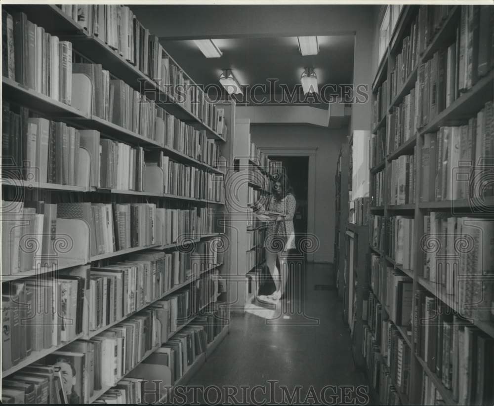 1972 Press Photo Stacks in the Milton H. Latter Memorial Library - Historic Images