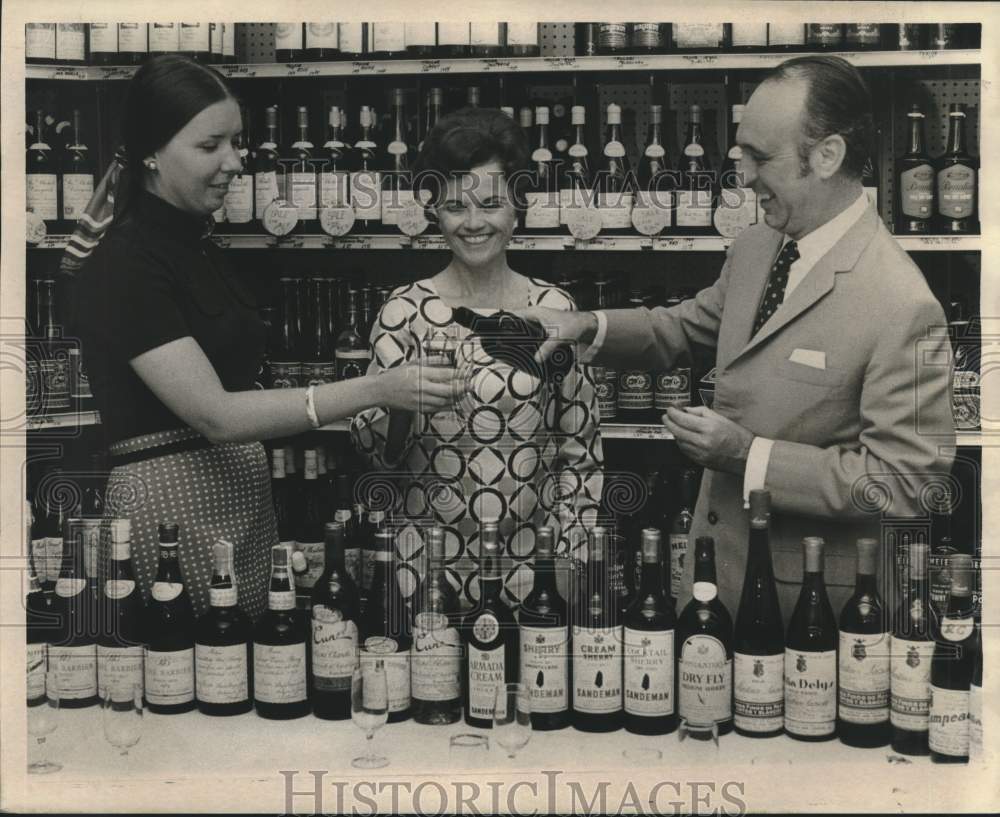 1972 Press Photo Linda Pflieger and Verna Landrieu preparing for wine festival.- Historic Images