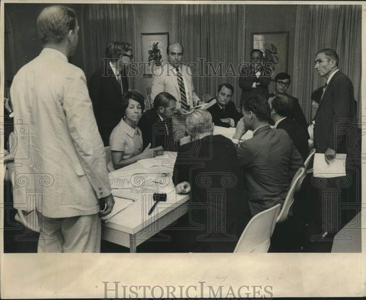 1970 Press Photo Mayor Moon Landrieu With Vieux Carre Commission, New Orleans