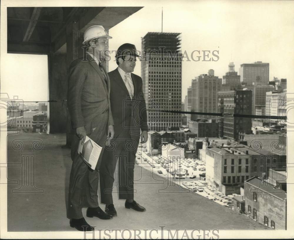 1971 Press Photo Mayor Moon Landrieu Takes In City View From The 12th Floor- Historic Images