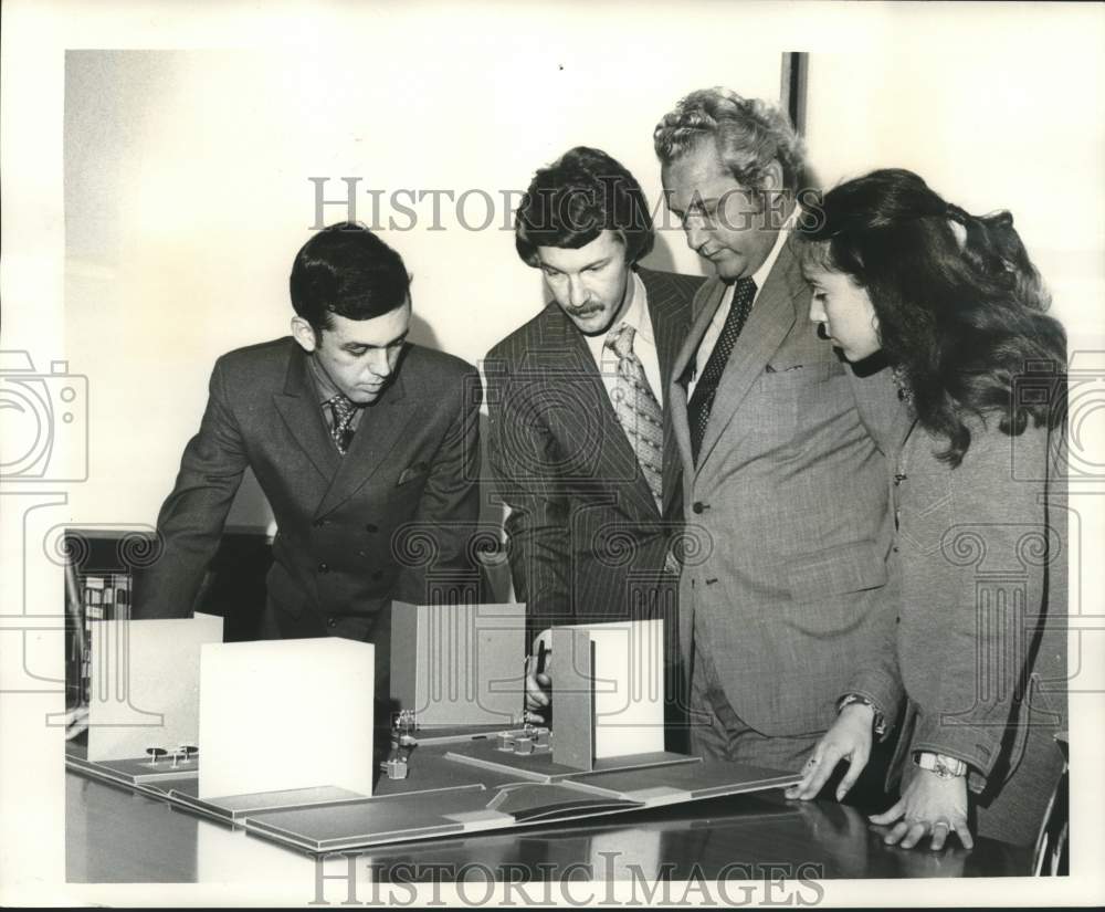 1971 Press Photo Mayor Moon Landrieu And Chamber Members Review Mall Plans- Historic Images