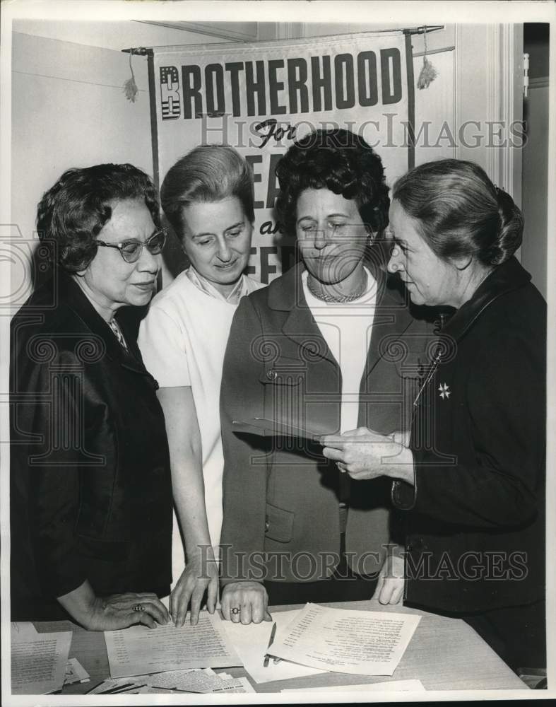 Load image into Gallery viewer, 1970 Press Photo Brotherhood Meeting for Jefferson Parish - nob63393
