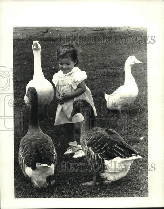 1986 Press Photo Victoria McRoberts with ducks & geese at Lafreniere Park- Historic Images