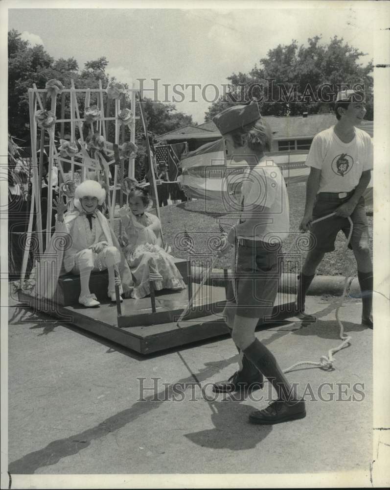 1972 Press Photo George and Martha Washingtond at Lake Vista Patriotic Parade- Historic Images