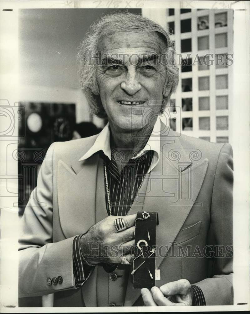 1977 Press Photo Sol Kass, president of Mark XIV jewelry collection - nob63806