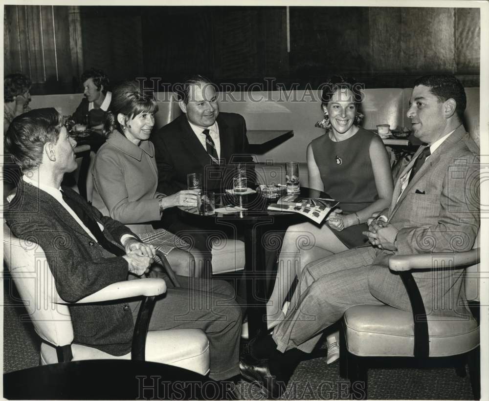 1969 Press Photo Mr. &amp; Mrs. Robert Kohlmann etal at Clift Hotel in San Francisco
