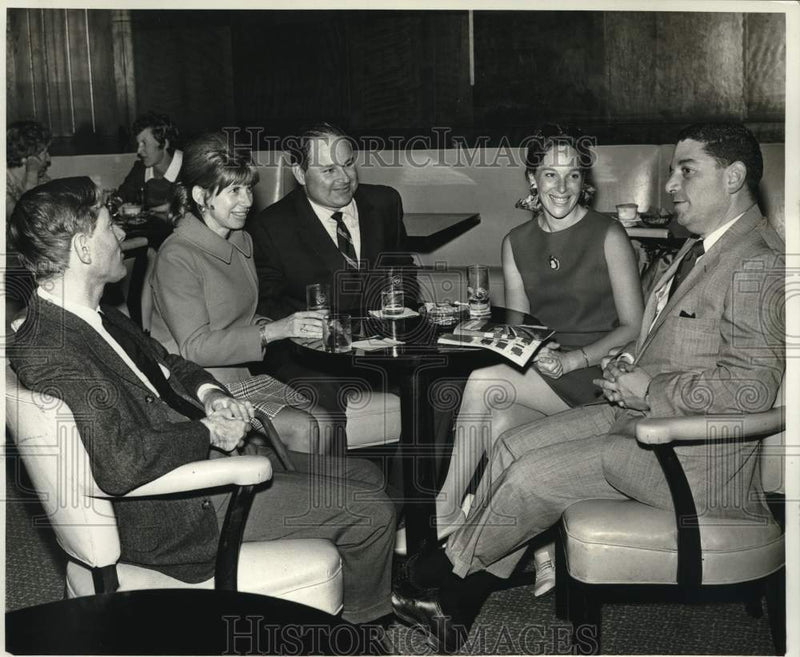 Load image into Gallery viewer, 1969 Press Photo Mr. &amp; Mrs. Robert Kohlmann etal at Clift Hotel in San Francisco
