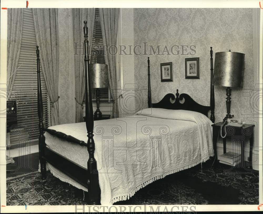 1980 Press Photo Four poster beds &amp; other antiques co-exist with modernity