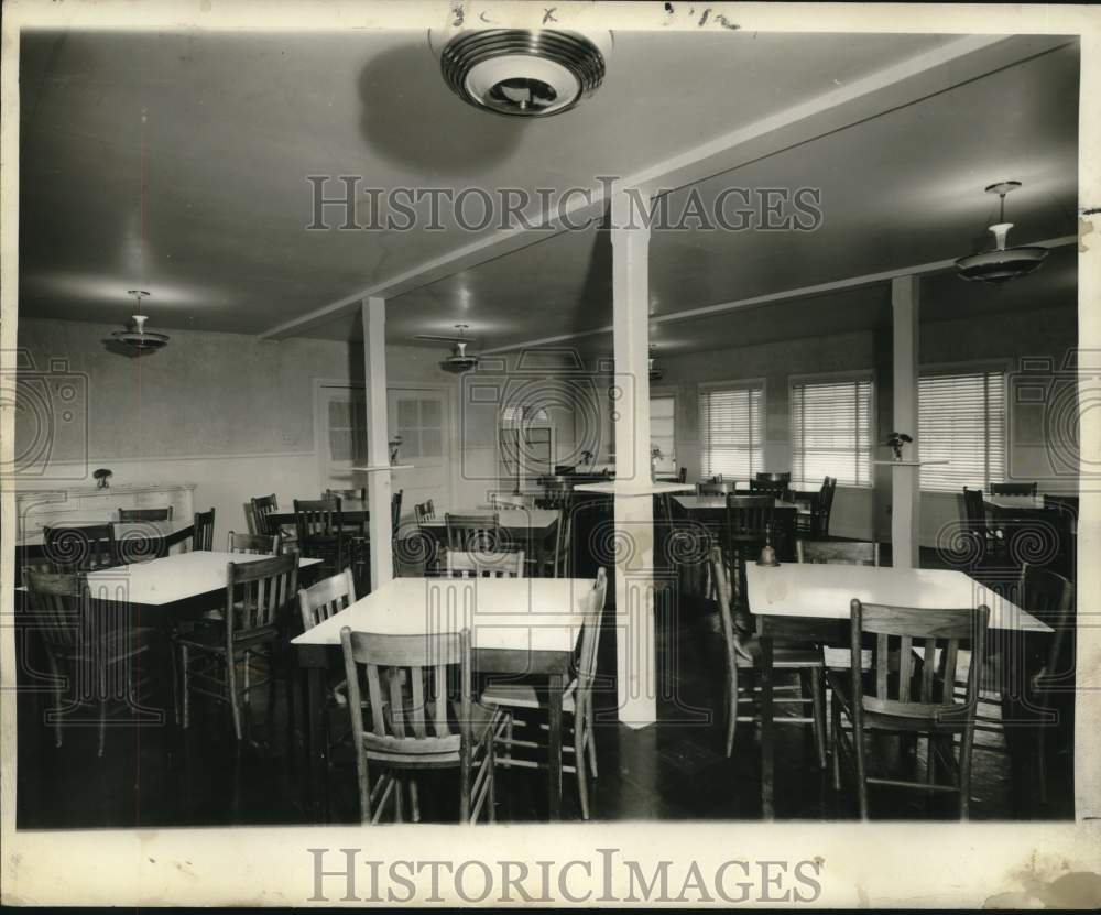 1949 Press Photo Interior design- dining room can seat 48 persons at one time