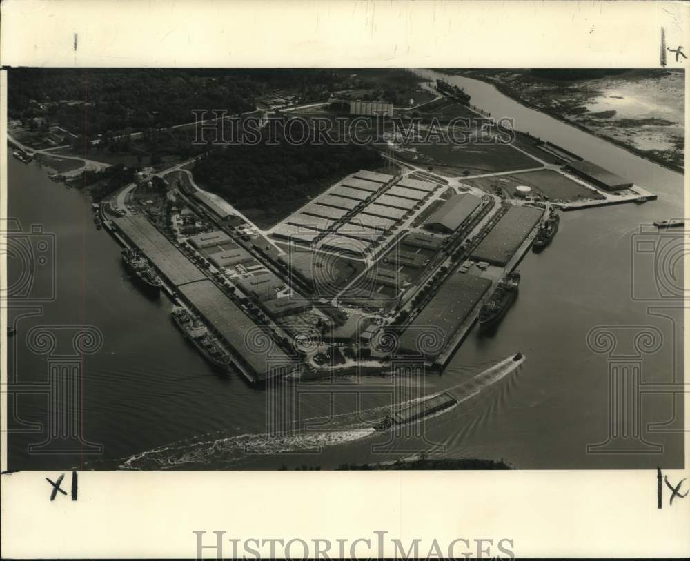 1963 Press Photo Aerial view of the thriving ports along Lake Charles, Louisiana- Historic Images