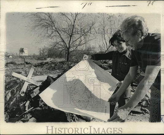 1973 Press Photo Ladies at Jefferson racetrack with Lafreniere Park's blueprint- Historic Images