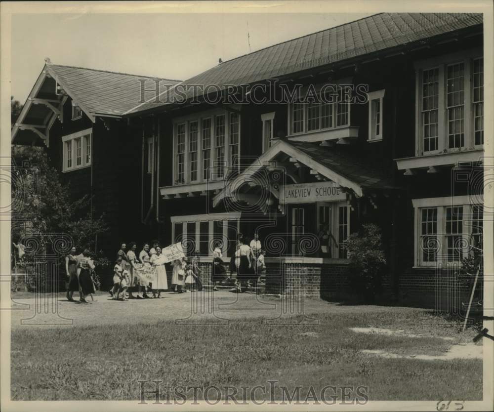 1954 Press Photo End of 44-minute, 14-mile trip in School Bus- Lakeview School