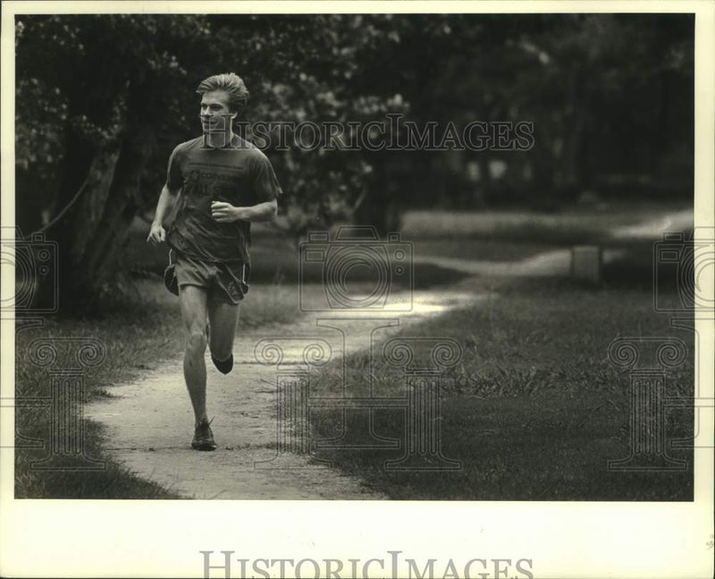 Load image into Gallery viewer, Press Photo Glenn Keiley runs along a path at Lake Vista. - nob64541
