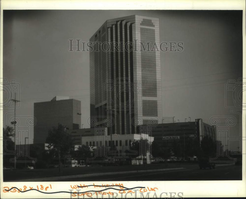 Load image into Gallery viewer, 1994 Press Photo Streetview of Lakeway Building at 3900 Causeway. - nob64551
