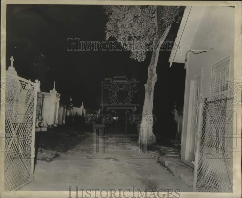 Load image into Gallery viewer, 1967 Press Photo Gates Open At Night, Lafayette Cemetery #1, New Orleans
