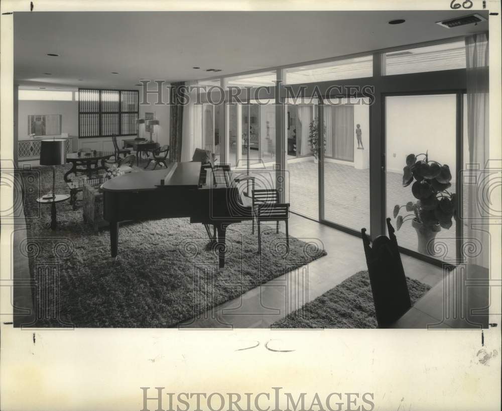 1965 Press Photo Huge living area looks out at atrium-Real Estate Interiors- Historic Images