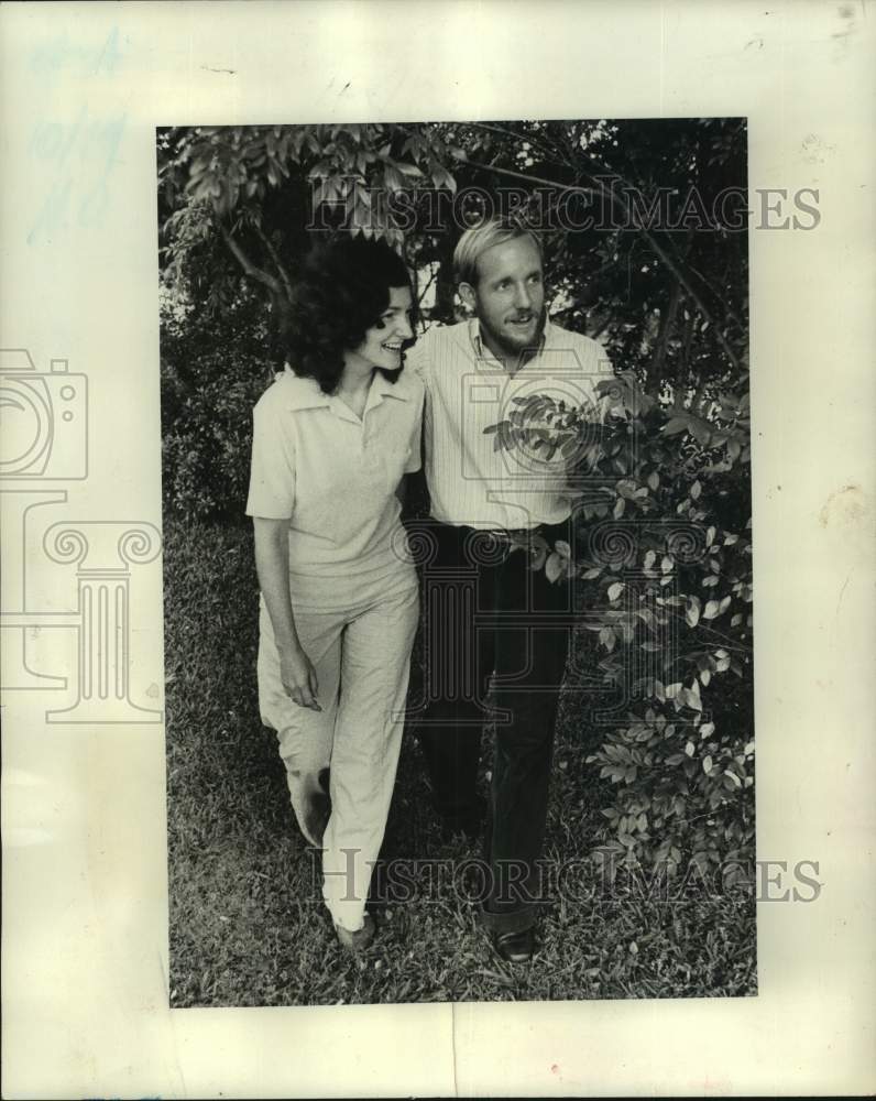 Load image into Gallery viewer, 1976 Press Photo Barbara and Peter Jenkins, on a continuation of walking trek
