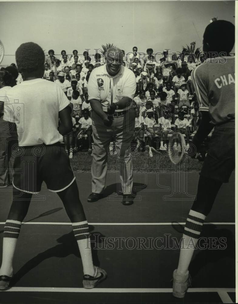 1981 Press Photo Alex Johnson shows how to hold badminton racket - nob64998- Historic Images