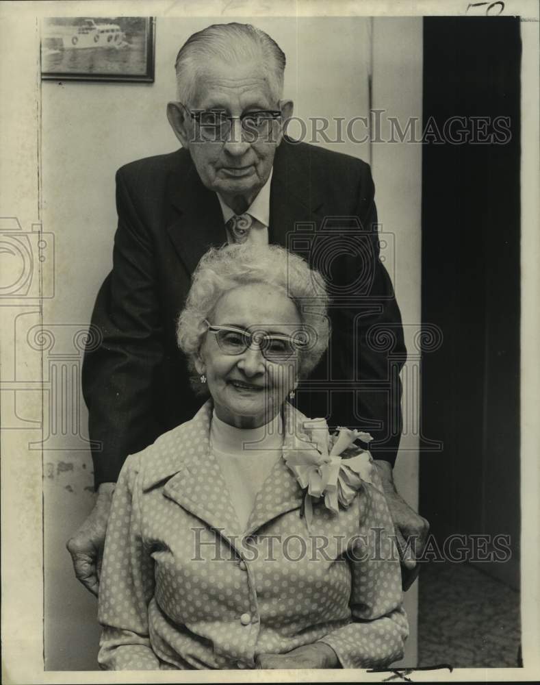 1974 Press Photo Mr. &amp; Mrs. Leslie Johnson celebrate golden wedding anniversary- Historic Images