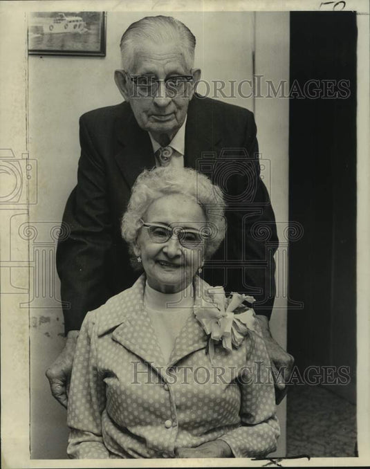 1974 Press Photo Mr. & Mrs. Leslie Johnson celebrate golden wedding anniversary- Historic Images