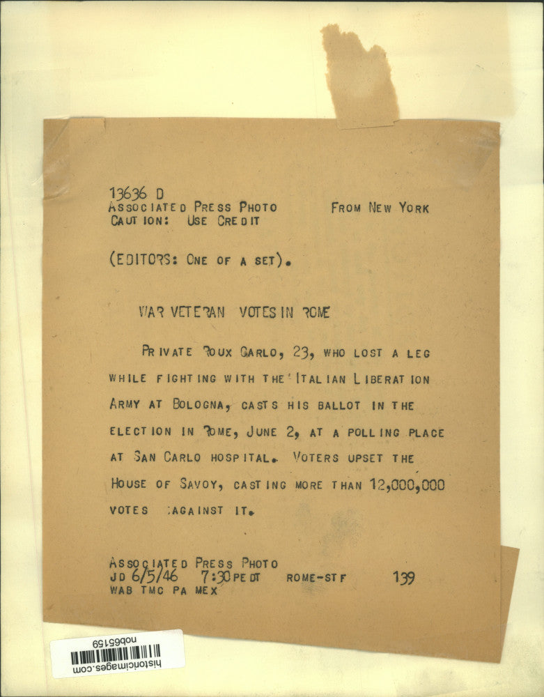 1946 Press Photo Private Roux Carlo casts his ballot in the election in Rome