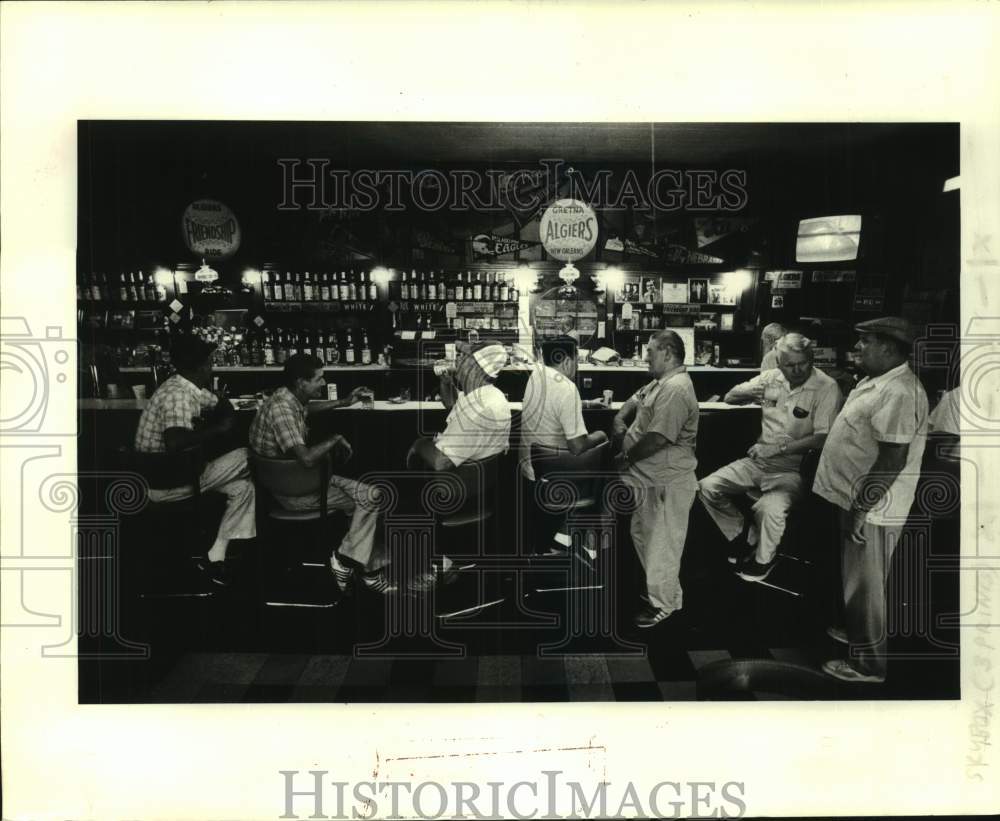 1985 Press Photo Patrons of Johnny&#39;s Bar in Algiers sit and relax- Historic Images