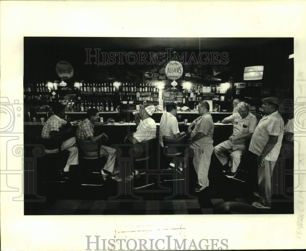 1985 Press Photo Patrons of Johnny's Bar in Algiers sit and relax- Historic Images