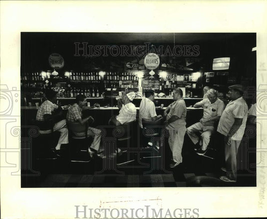 1985 Press Photo Patrons of Johnny's Bar in Algiers sit and relax- Historic Images